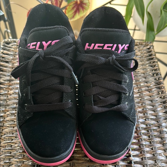 Heelys Kids Black and Pink Skate‎ Sneakers with Wheel Youth size 3 - Picture 1 of 10